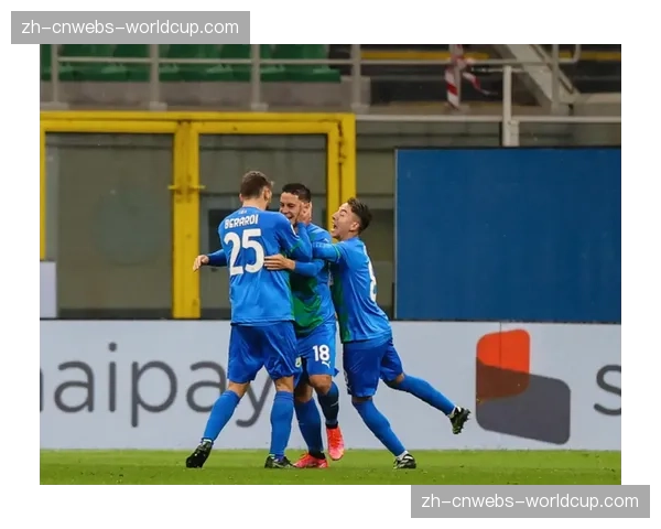 “场边：萨索洛主帅因对一次边线界外球判罚不满吃到黄牌”