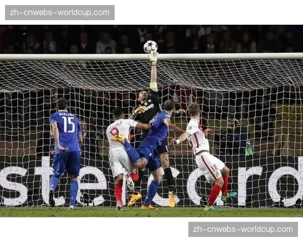 经典瞬间：布冯现身王子公园球场看台，观看巴黎旧主比赛